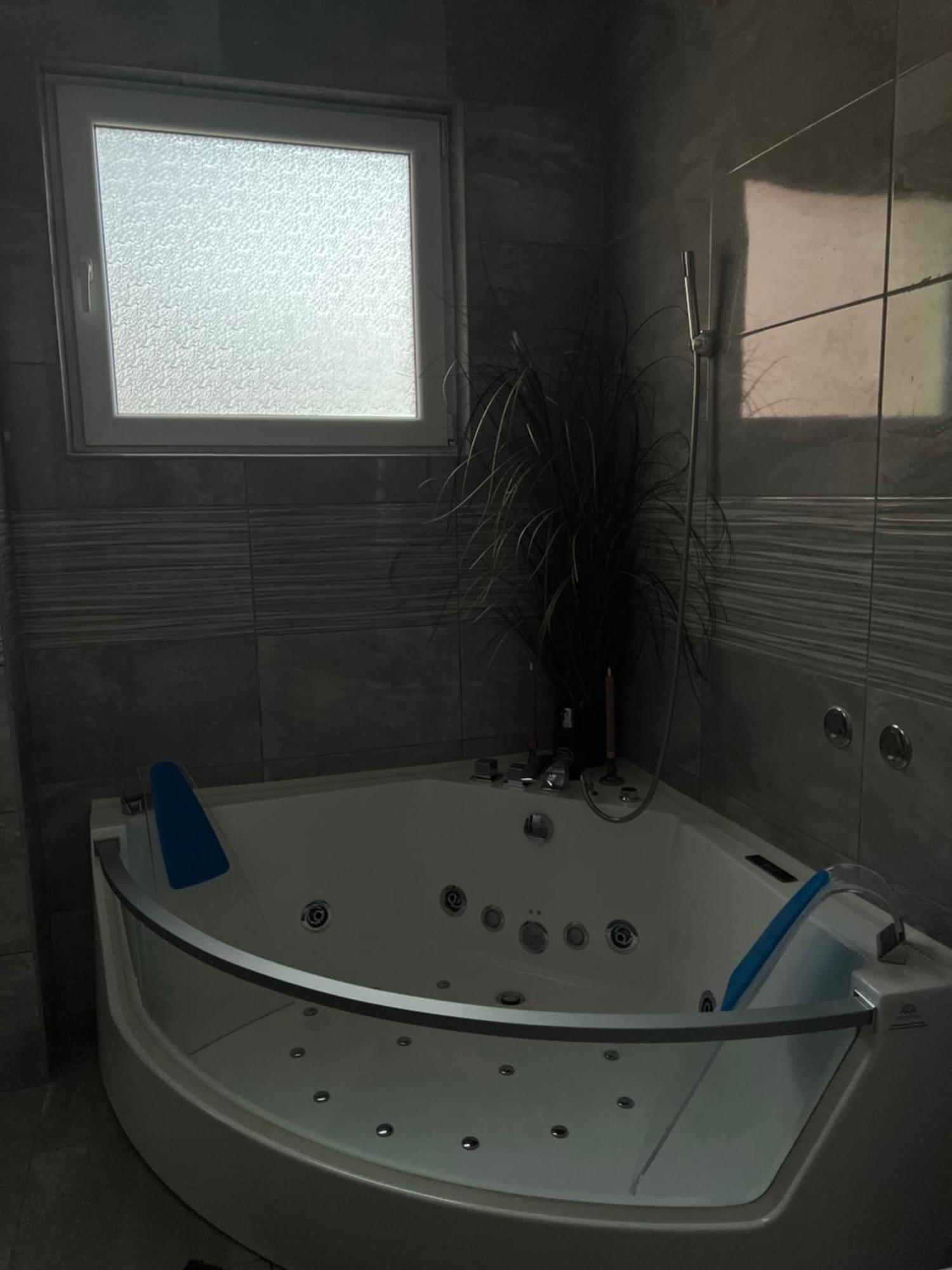 Luxrooms - Hotel Type With Private Jacuzzi เบียโลวาร์ ภายนอก รูปภาพ